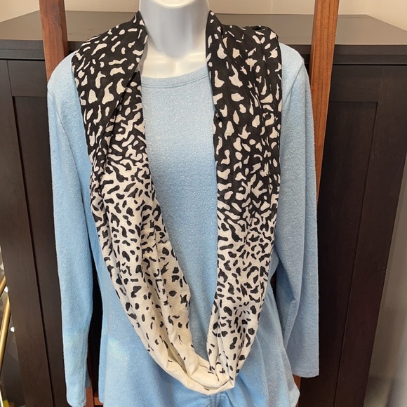 Calvin Klein NWT infinity scarf - Picture 2 of 3